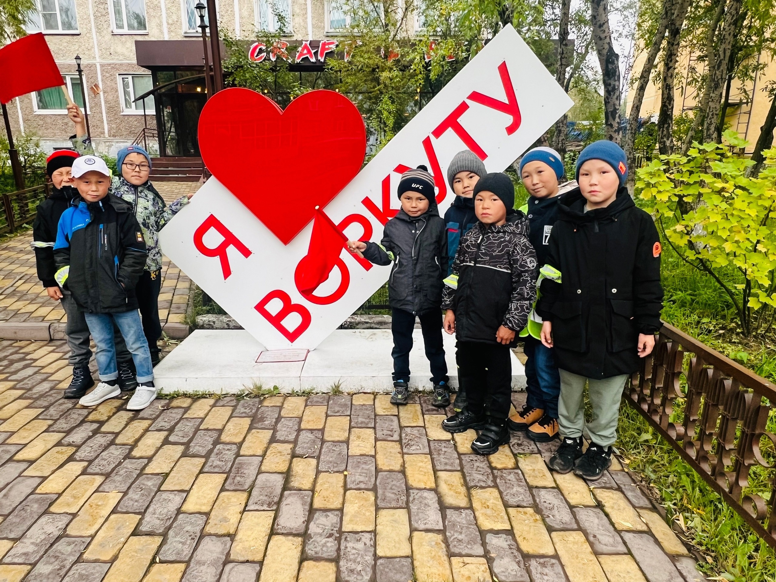 В рамках акции «Безопасный маршрут до дома» наши воспитанники вновь погрузились в мир правил дорожного движения..